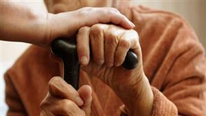 "ولادي طردوني من البيت وأنا 65 سنة".. مسنة تتهم زوجها وأبنائها بالاعتداء عليها في القليوبية