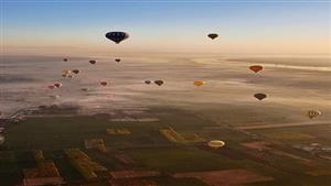 مئات السائحين يشاهدون آثار الأقصر من ارتفاع 1400 قدم