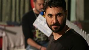 على طريقته الخاصة.. أحمد عز يروج لفيلم "ولاد رزق 3" (فيديو)