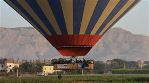 600 أجنبي على ارتفاع 1400 قدم في سماء الأقصر - صور