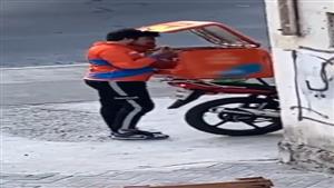 مندوب توصيل يأكل وجبة طعام الزبائن.. ومعلقون: "مش أول مرة"