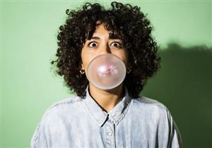 طبيبة تحذر هؤلاء من مضغ العلكة