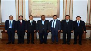 نائب رئيس جامعة عين شمس يبحث التعاون مع وفد من جامعة قوانغدونغ الصينية