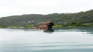 ياسمين صبري بملابس البحر في أحدث ظهور والجمهور يعلق