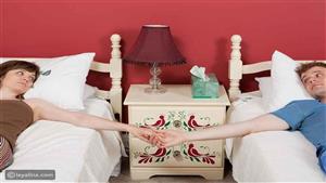 طبيب يحذر الأزواج من النوم في سرير واحد .. فما السبب؟