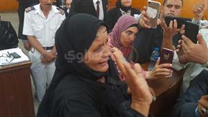 والدة قاتل شقيقه التوأم بكفر الشيخ تنهار بالبكاء أمام القاضي: "أرجوك سيب لي واحد فيهم"- فيديو وصور
