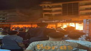 ذعر في مصيف جمصة.. حريق مروع يلتهم معرض أحذية بالدقهلية - صور