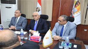 من غرفة العمليات.. وزير التعليم يتابع امتحانات الثانوية العامة في سوهاج - صور 