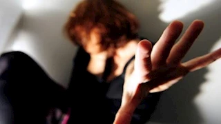 معركة الجو.. سيدة تتهم سائحا تركيا بالتحرش بها في الطائرة وزوجها يعاقبه