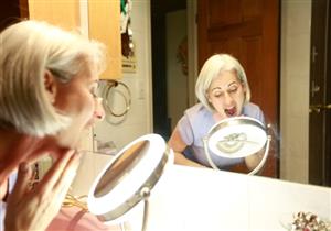 لماذا نبدو أجمل في المرآة من الصور؟