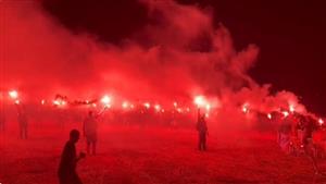 متظاهرون يحملون مشاعل النار قرب منتجع إجازة نتنياهو (فيديو)