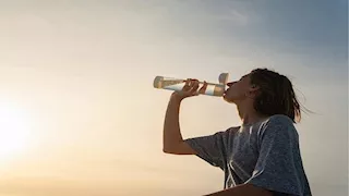 هل يساعد شرب الماء بانتظام على خسارة الوزن؟