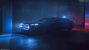 "مقاومة للمتفجرات".. شاهد بالصور أول سيارة كهربائية مصفحة في العالم