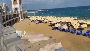 إقبال كبير منذ الصباح.. الرايات 3 ألوان على شواطئ الإسكندرية- صور 