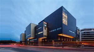 تدريب طلاب البرامج المميزة بجامعة "إيست لندن" في إطار اتفاقية الشهادة المزدوجة