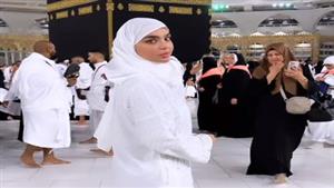 "مرتدية الحجاب".. قمر اللبنانية تؤدي مناسك العمرة بالسعودية (صور)