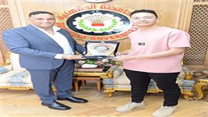 شهادات تقدير وجوائز مالية.. محافظ الدقهلية يكرم أوائل الثانوية العامة- صور