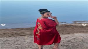 ميرهان حسين تخضع لجلسة تصوير أمام البحر والجمهور يغازلها 