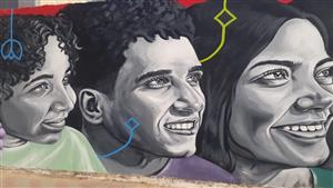 اضحك الصورة تطلع حلوة.. قصة جدارية "الوجوه المبتسمة" في أسوان - صور