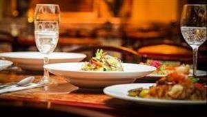 "صراصير وفاكهة بايظة".. منشور يثير تفاعلا عن تجارب عمال في مطاعم وفنادق