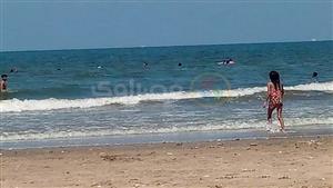 البحر حصيرة.. أجواء ممتعة تزيد الإقبال على شواطئ بورسعيد- فيديو وصور