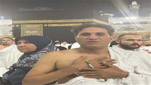 صور- بعد أسبوع من وفاتها أحمد شيبة يؤدي العمرة عن والدته