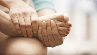 الوقوف الطويل يهدد صحة ساقيك.. 3 عادات تحميك من المضاعفات