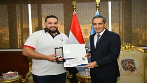 بالصور- محافظ الغربية يكرم أحمد جابر بطل ألعاب البحر المتوسط