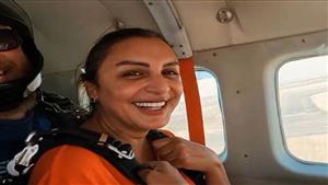 أنغام بعد خوضها تجربة "القفز بالمظلات": "لازم تجربوها في مصر" (صور وفيديو)