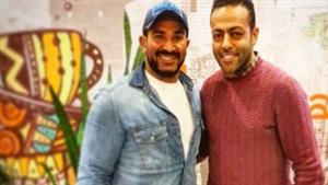  بالأحضان أحمد سعد يستقبل تامر عاشور على مسرح "بنش مارك" في "ليلة الدموع" 