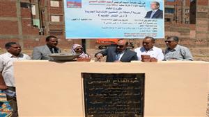 بالصور.. محافظ أسوان يضع حجر الأساس لإنشاء مدرسة ملحقة دار المعلمين الابتدائية الجديدة