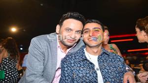 بالصور| مصطفى قمر ونجله تيام يحضران العرض الخاص لفيلمهما "أولاد حريم كريم"