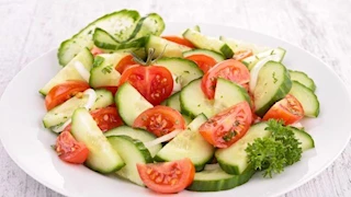 ماذا يحدث لجسمك عند الجمع بين الخيار والطماطم في السلطة؟.. مفاجأة