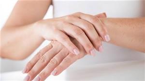 علامات تظهر على يديك وقدميك تنذرك بنقص فيتامين مهم للجسم