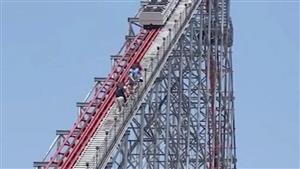 لحظات رعب.. تعطل "قطار الموت" بركابه على ارتفاع 60 مترا في "سيدار بوينت"