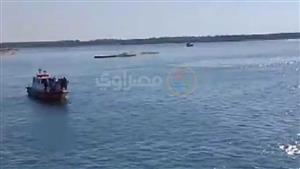 اصطدمت بناقلة غاز.. اللقطات الأولى لموقع غرق القاطرة فهد في قناة السويس - فيديو