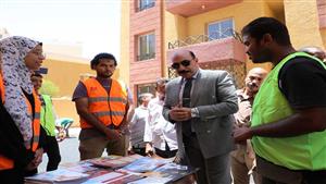 بالصور.. محافظ أسوان يوزع هدايا الرئيس على المستفيدين بوحدات "الصحابي"