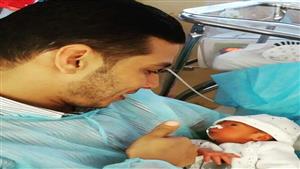 احتضنه يوم ولادته وقبل وفاته.. صورة أب أردني وطفله تثير حزن رواد "السوشيال ميديا"