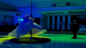 فيديو متداول يثير جدلا.. عروس بفستان محتشم وحجاب ترقص على عمود ومتابعون يعلقون