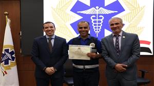 أنقذوا حالات خطرة.. رئيس هيئة الإسعاف يُكرم 25 مسعفًا