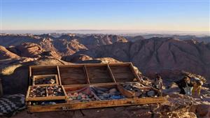 أعلى قمة في مصر.. السياح فوق جبل موسى بسانت كاترين - صور