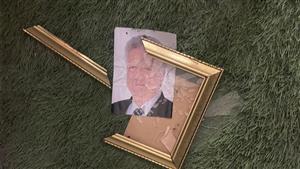 شاهد.. أعضاء الزمالك يحطمون صور مرتضى منصور من داخل النادي