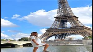 لقطات طريفة لـ منة فضالي أمام برج إيفل في باريس
