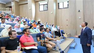 بدأت اليوم.. رئيس جامعة المنصورة الجديدة يتفقد انطلاق الدراسة في كلية الطب  