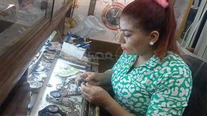 12 عامًا في إصلاح العقارب.. نورا احترفت صيانة الساعات بالمنيا - فيديو وصور