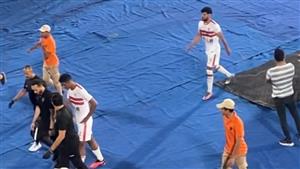 تفاصيل إصابة لاعب الزمالك وخروجه من مباراة المقاولون بصحبة الطبيب (صور)
