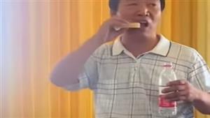 مدير شركة يأكل قطعة صابون في اجتماع أمام موظفيه لهذا السبب (فيديو)