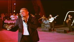 عمرو دياب يغني "شكرا من هنا لبكرة" في دبي (فيديو)