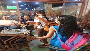 احتفالًا بالمولد النبوي.. أقباط يوزعون الحلوى في شوارع شرم الشيخ – صور