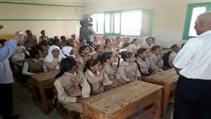 بالصور- انتظام الدراسة في 126 مدرسة بنظام الفترتين بأسوان